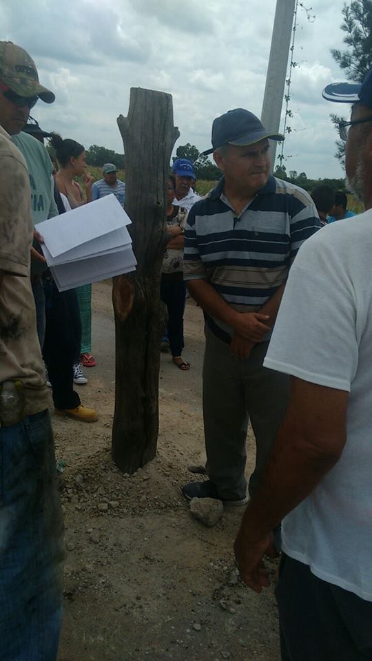 Se sienten despojados del terreno que les permite el camino de paso hacia sus propiedades